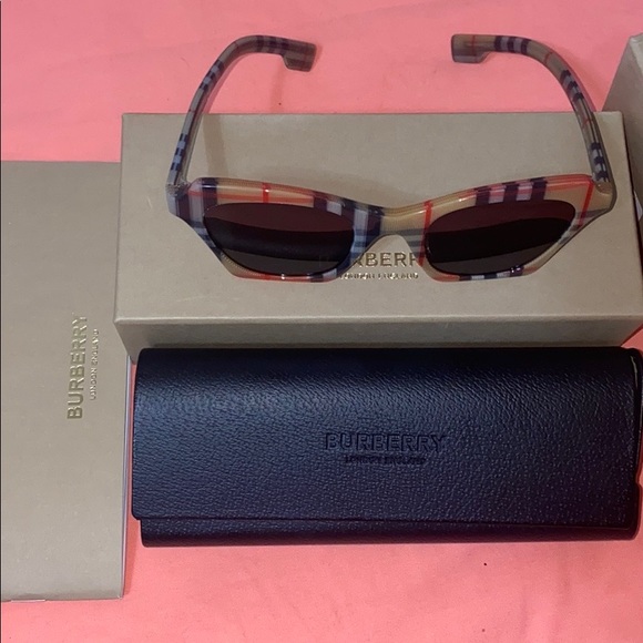 *BURBERRY SUNGLASSES* - Picture 3 of 6